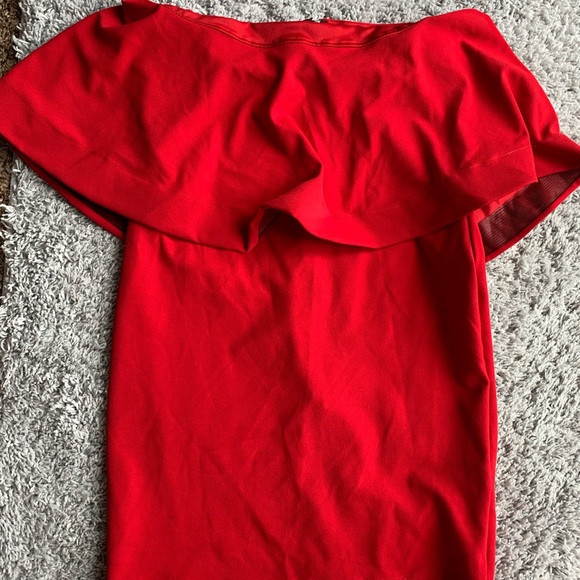 Beautiful red dress - Picture 2 of 3